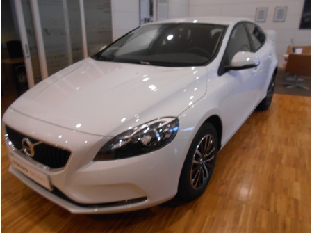 Volvo V40 2.0 D2 Momentum white con 8km del 2016 en Barcelona